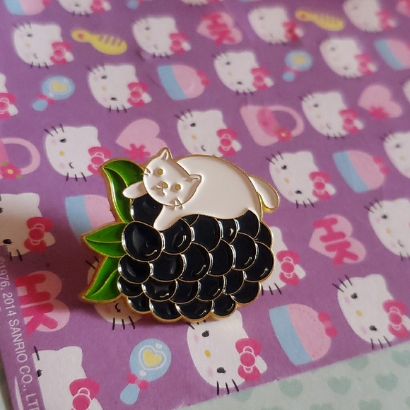 Accessories - white cat with grape pin